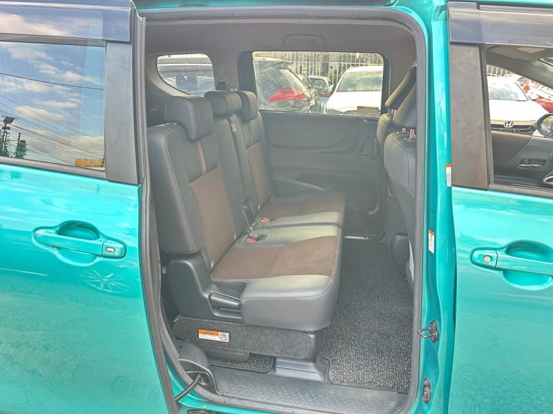 
								Toyota Sienta full									