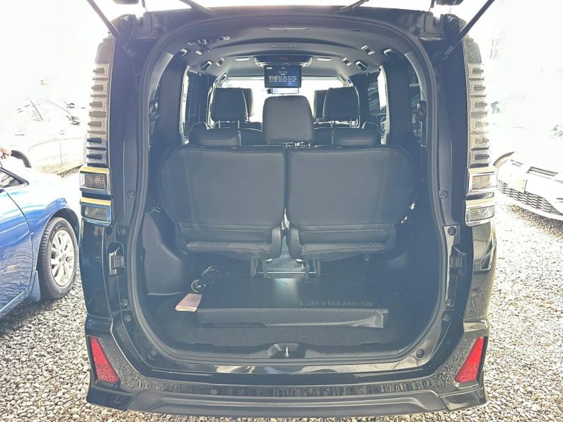 
								Toyota voxy full									