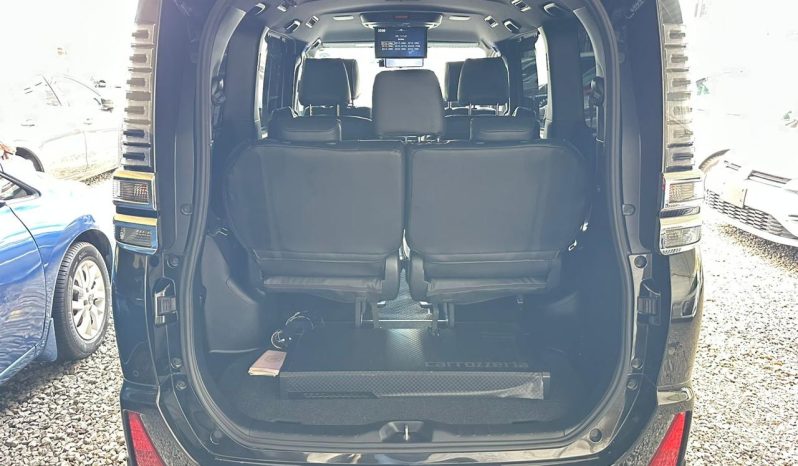 
								Toyota voxy full									