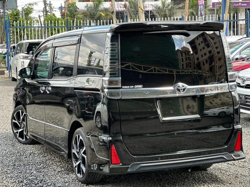 
								Toyota voxy full									