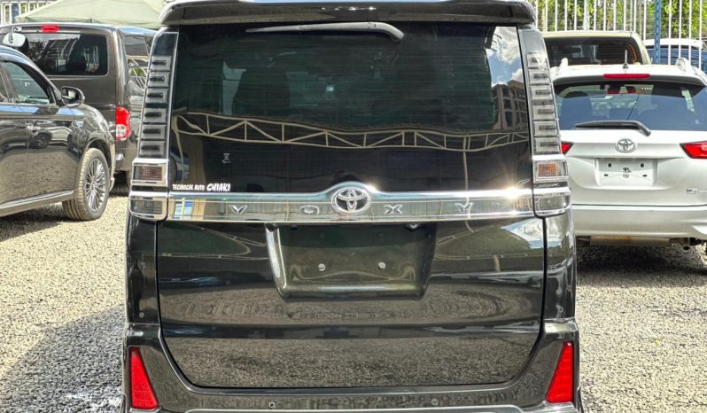 
								Toyota voxy full									