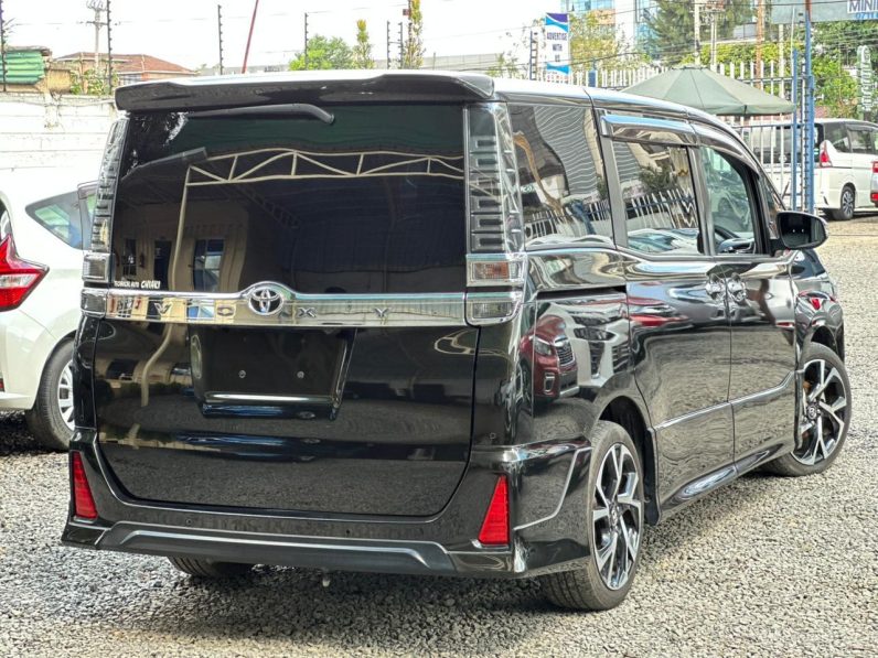 
								Toyota voxy full									