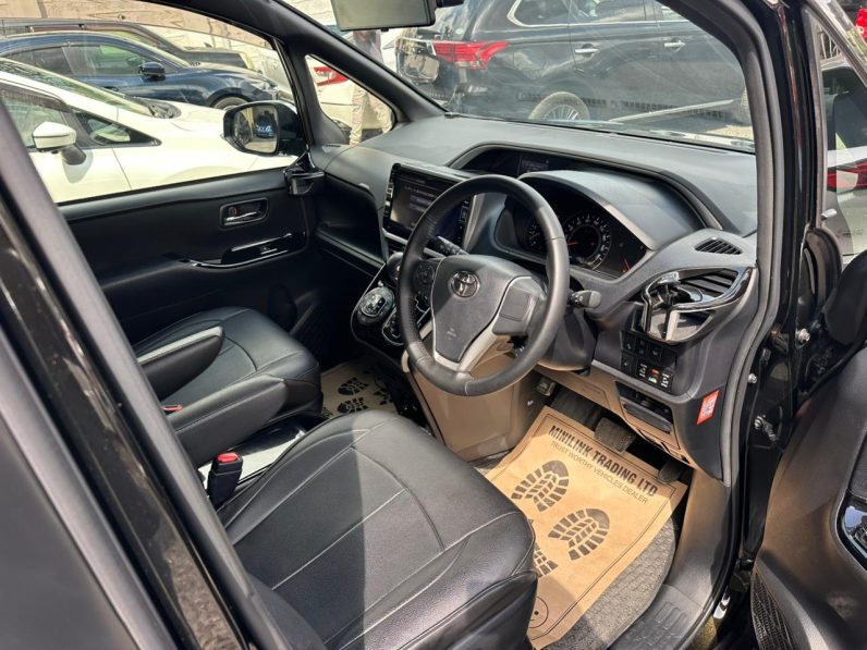 
								Toyota voxy full									