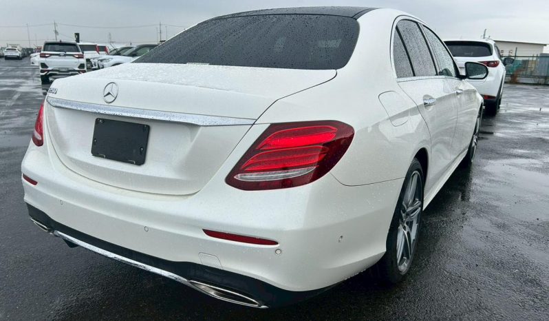 
								Mercedes Benz E200 full									