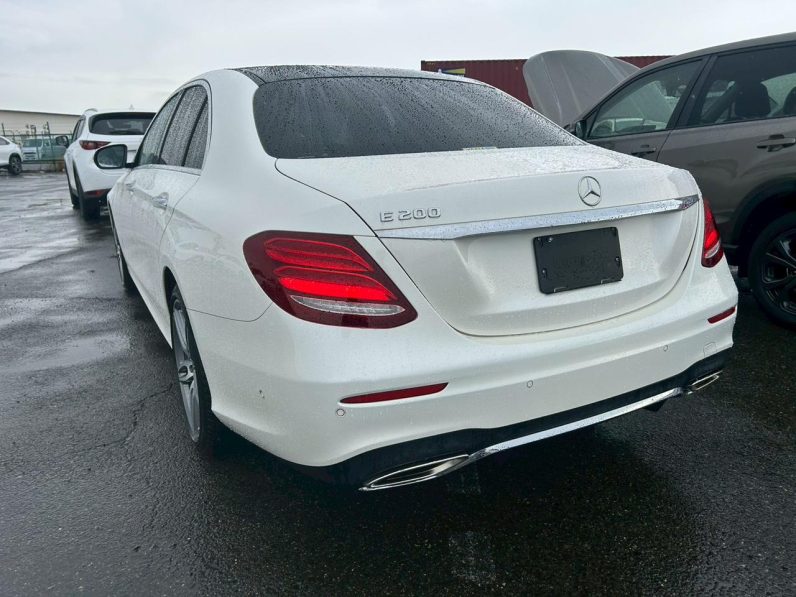 
								Mercedes Benz E200 full									