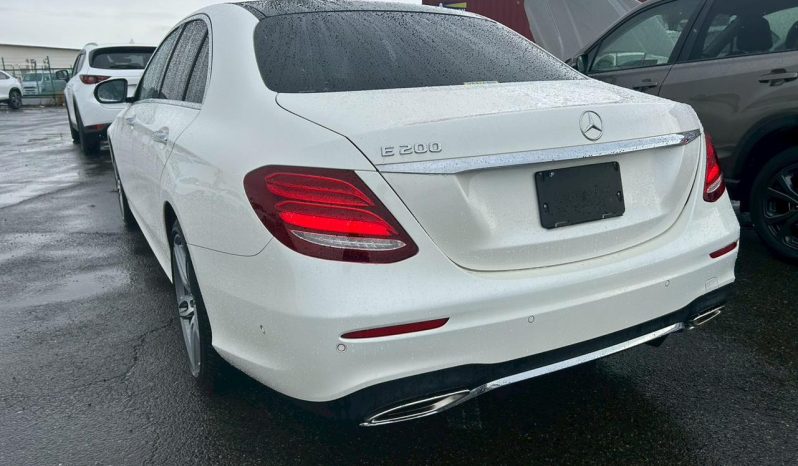 
								Mercedes Benz E200 full									