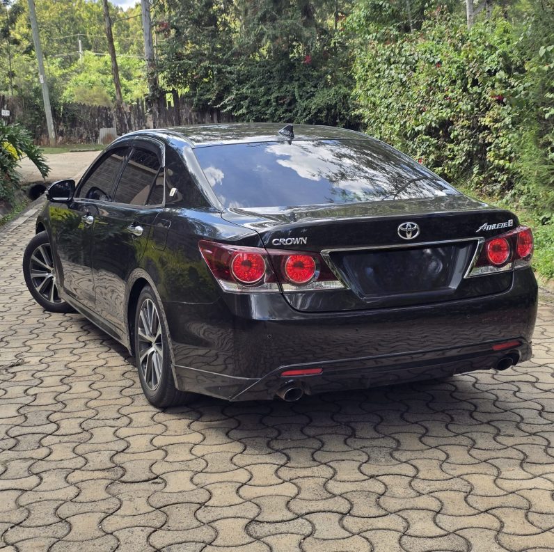 
								Toyota Crown Athelete full									