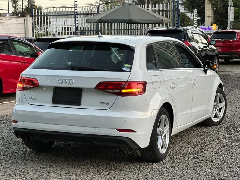 
								Audi A3 S-LINE full									