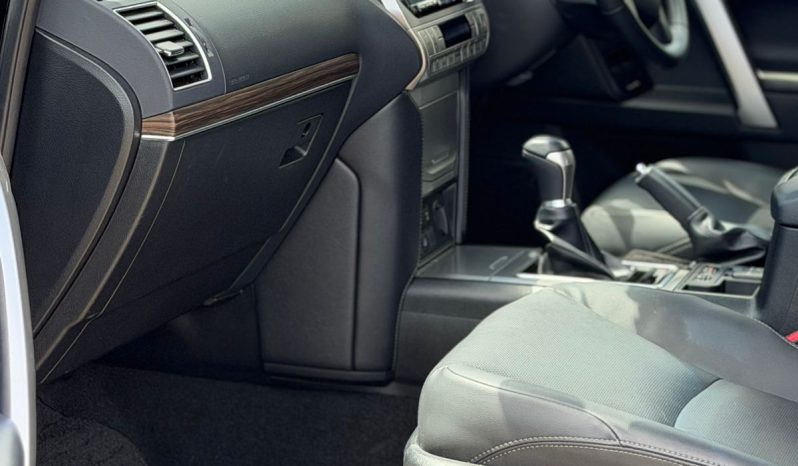 
								Toyota Land Cruiser Prado TXL full									