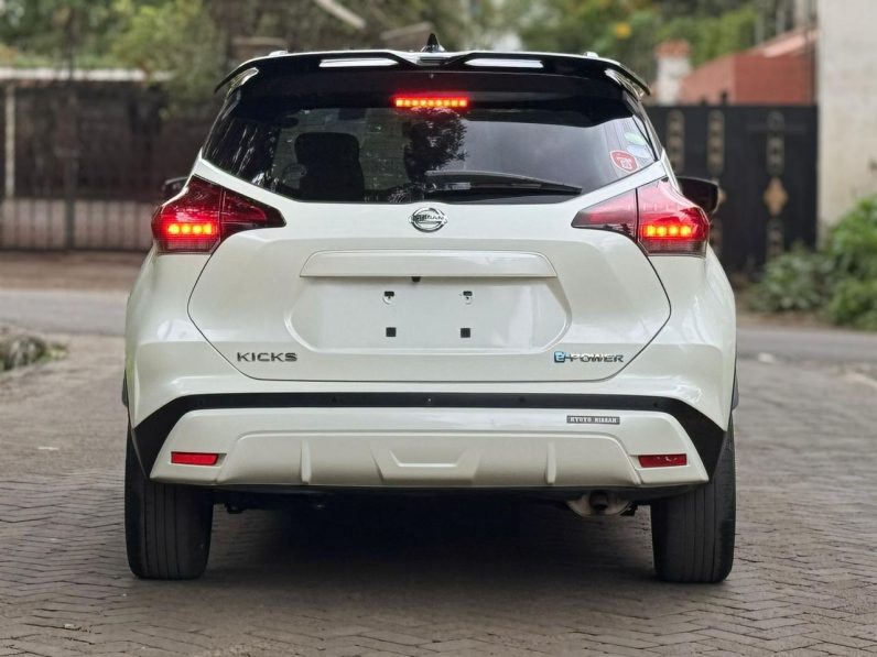 
								Nissan Kicks E-Power full									