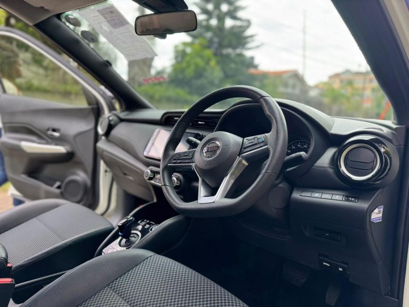 
								Nissan Kicks E-Power full									