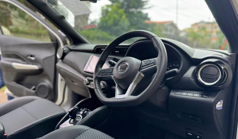 
								Nissan Kicks E-Power full									
