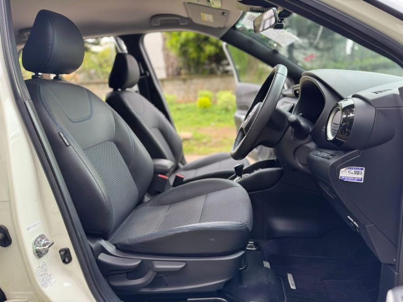 
								Nissan Kicks E-Power full									