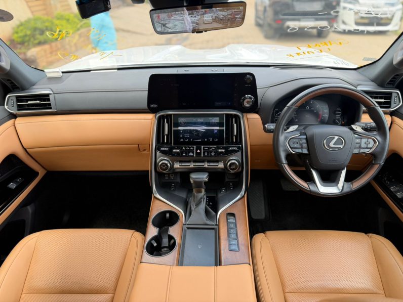 
								Lexus LX600 full									