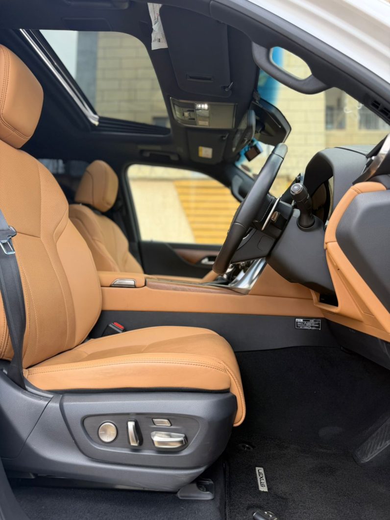 
								Lexus LX600 full									