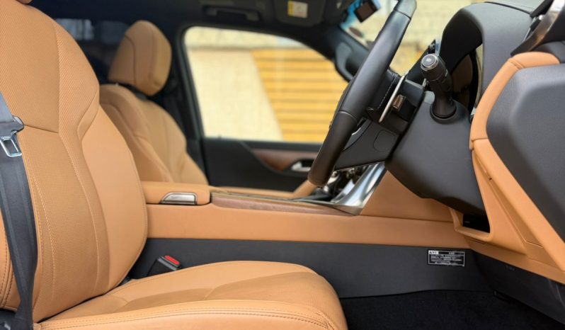 
								Lexus LX600 full									