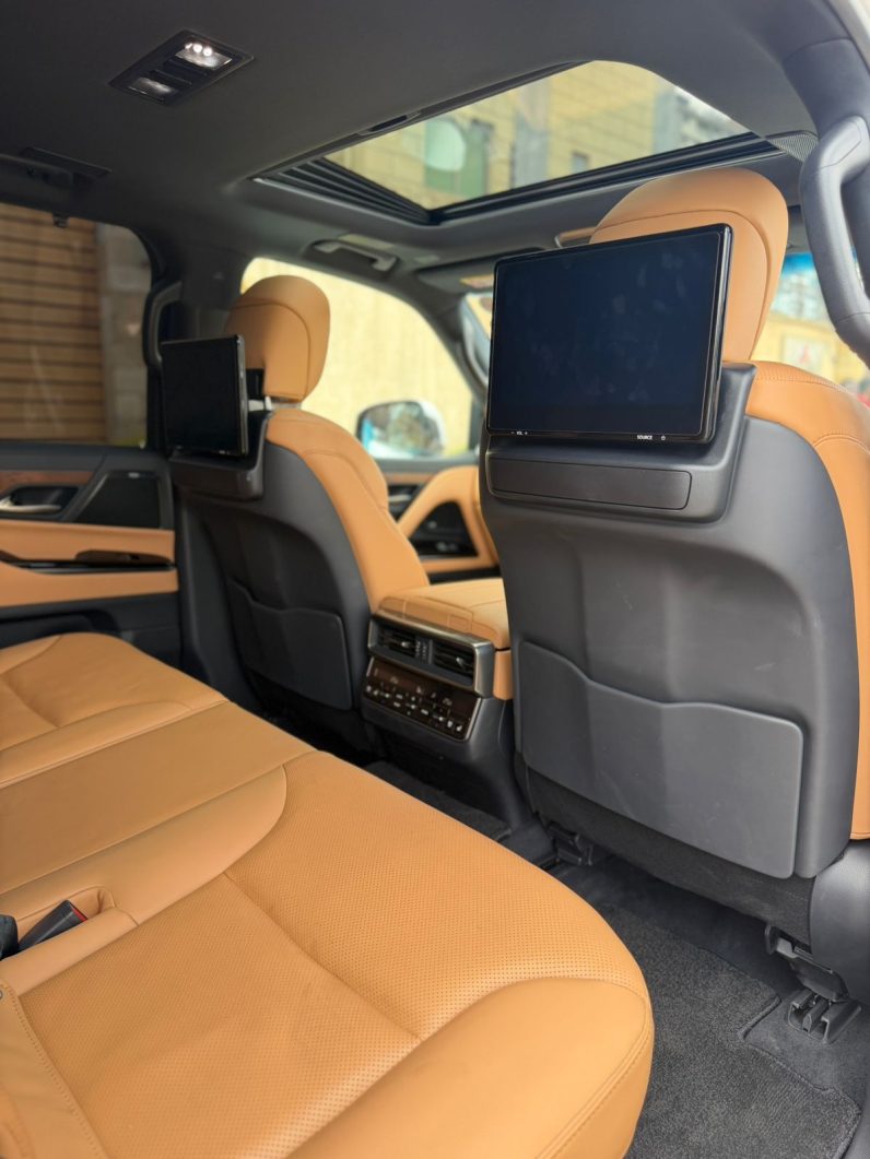 
								Lexus LX600 full									
