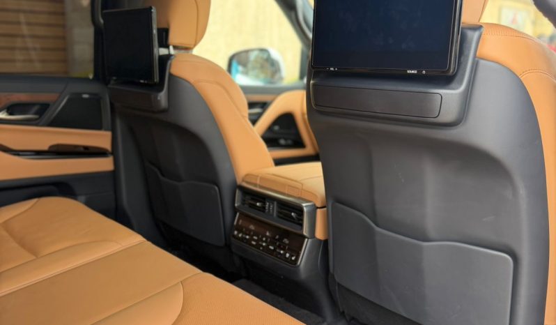 
								Lexus LX600 full									