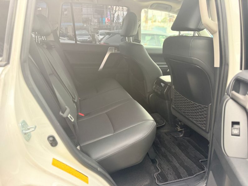 
								Toyota Land Cruiser Prado TXL full									