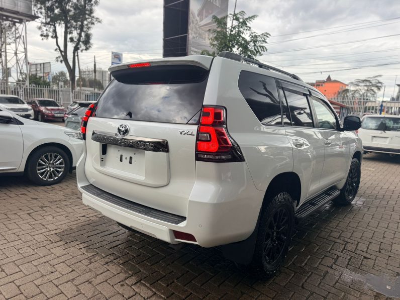
								Toyota Land Cruiser Prado TXL full									