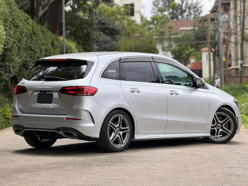 
								Mercedes Benz B180 full									