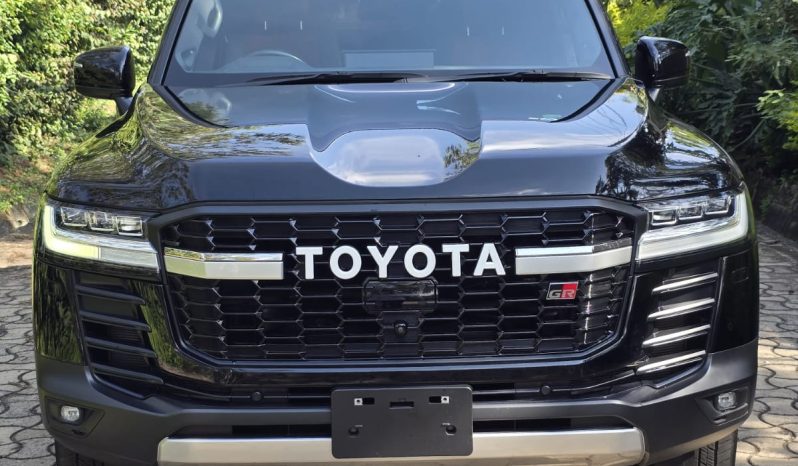 
								Toyota Land Cruiser 300 Series full									