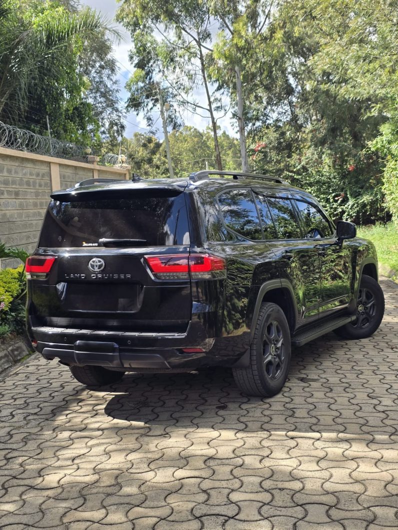 
								Toyota Land Cruiser 300 Series full									