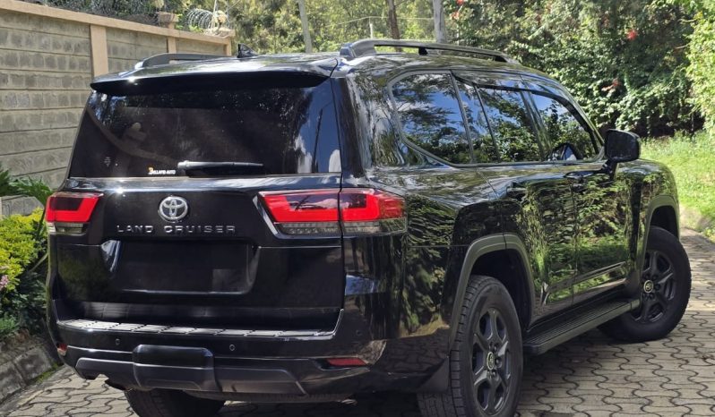 
								Toyota Land Cruiser 300 Series full									