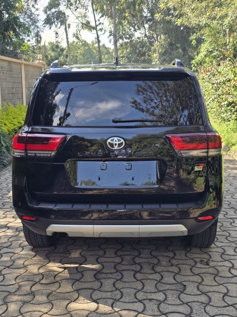 
								Toyota Land Cruiser 300 Series full									