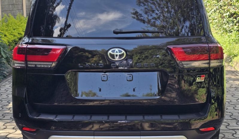 
								Toyota Land Cruiser 300 Series full									