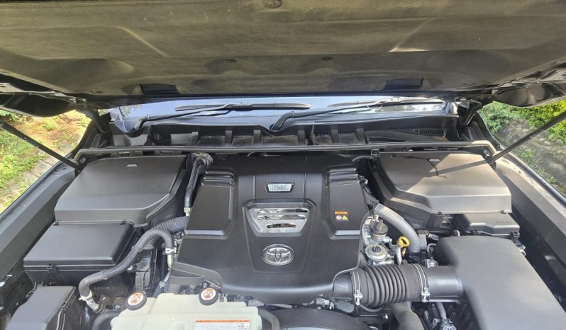 
								Toyota Land Cruiser 300 Series full									