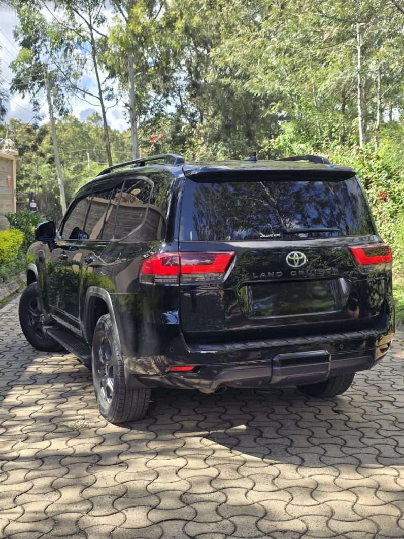 
								Toyota Land Cruiser 300 Series full									