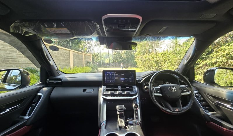 
								Toyota Land Cruiser 300 Series full									