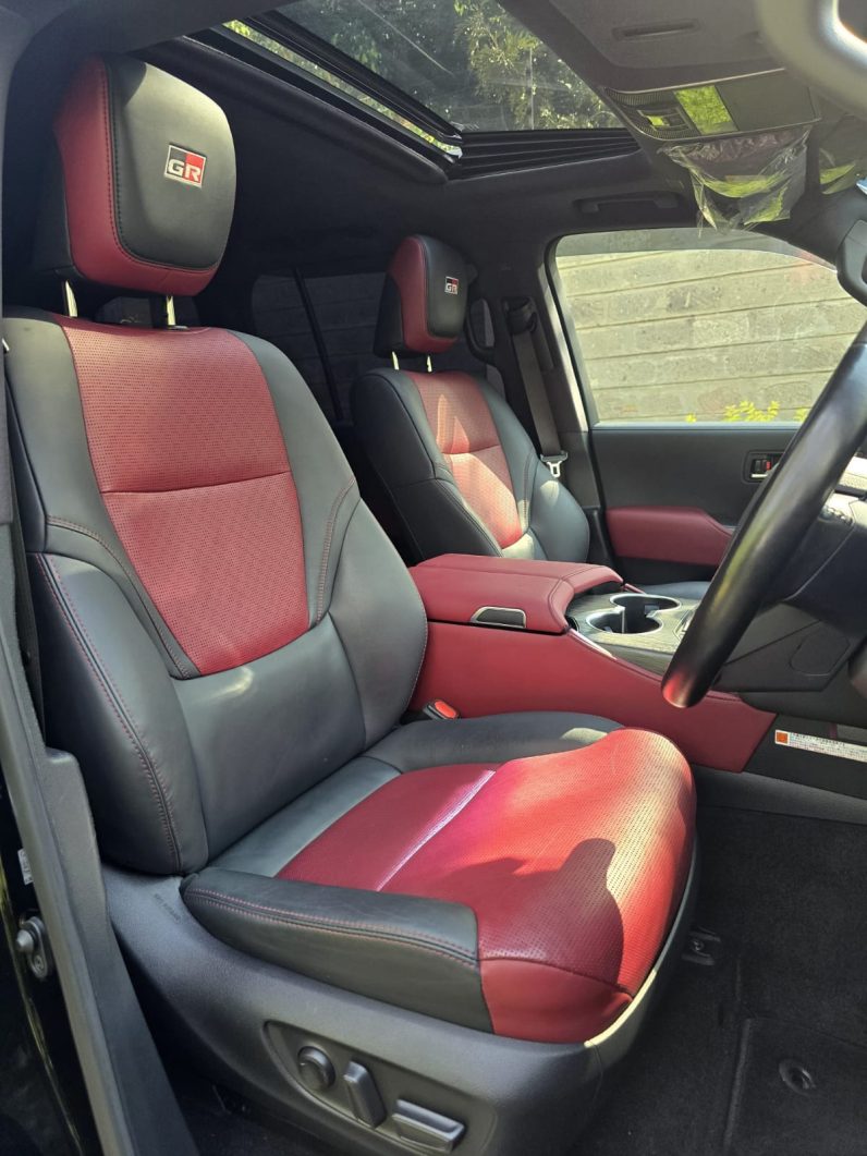 
								Toyota Land Cruiser 300 Series full									