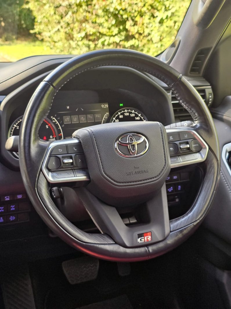 
								Toyota Land Cruiser 300 Series full									