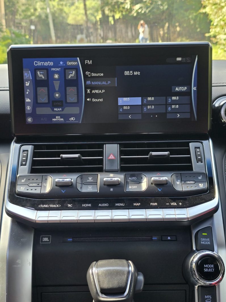
								Toyota Land Cruiser 300 Series full									