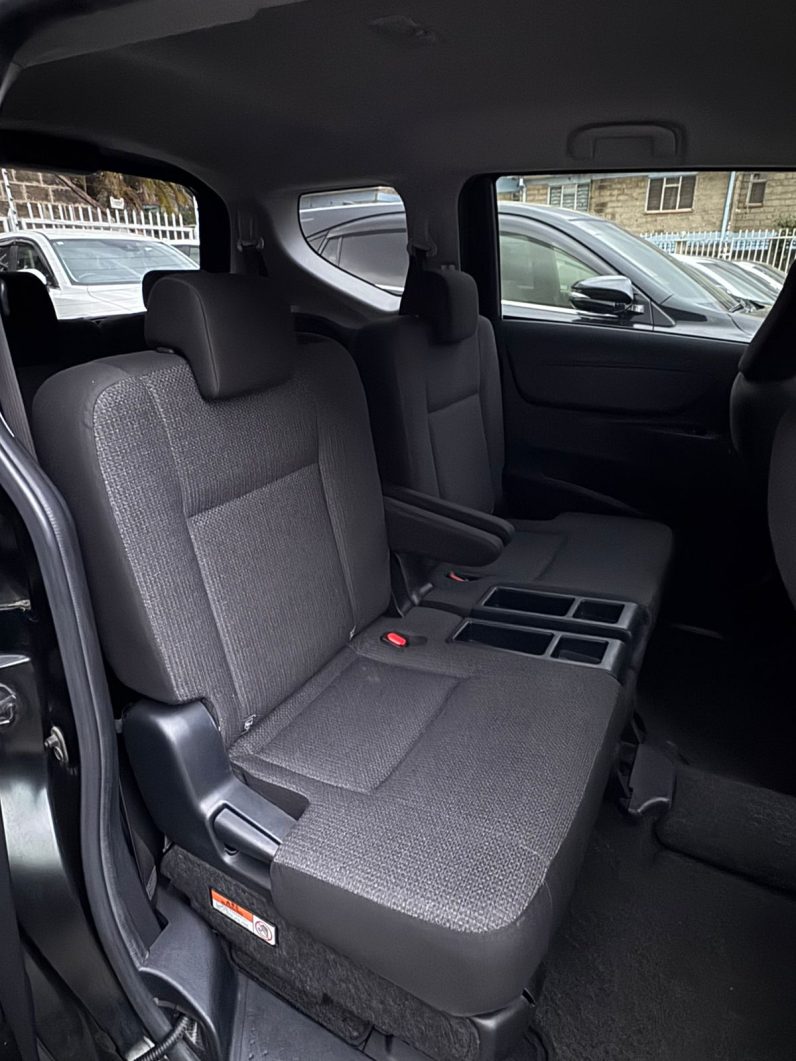 
								Toyota Sienta full									