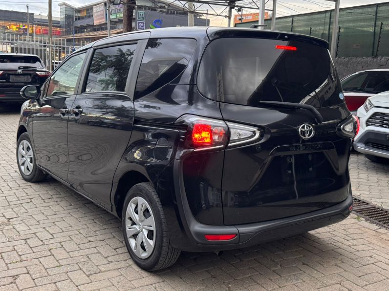 
								Toyota Sienta full									