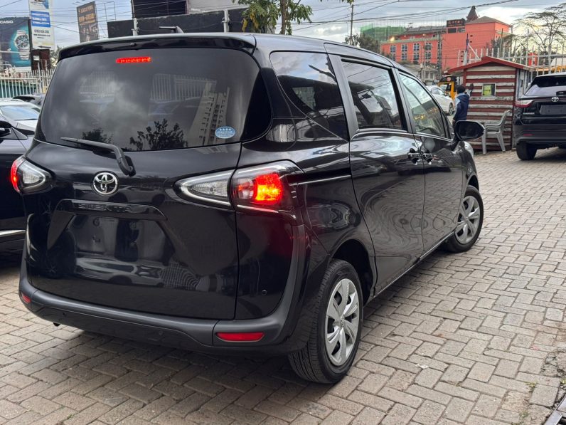 
								Toyota Sienta full									