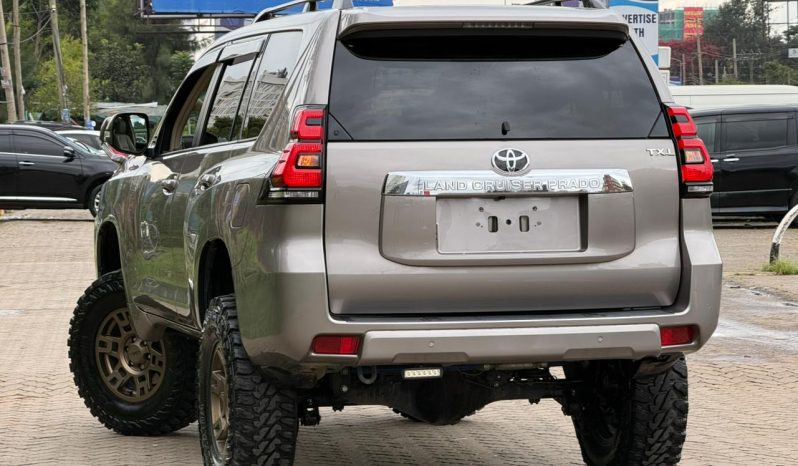 
								Toyota Land Cruiser Prado TXL full									
