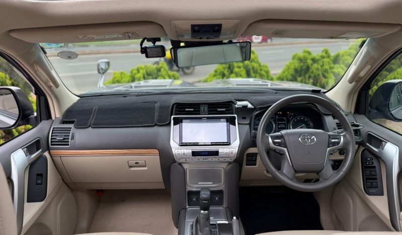 
								Toyota Land Cruiser Prado TXL full									