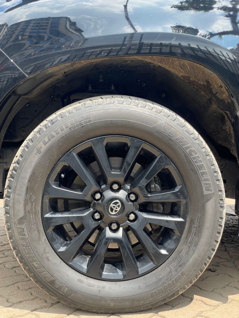 
								Toyota Land Cruiser Prado TXL full									