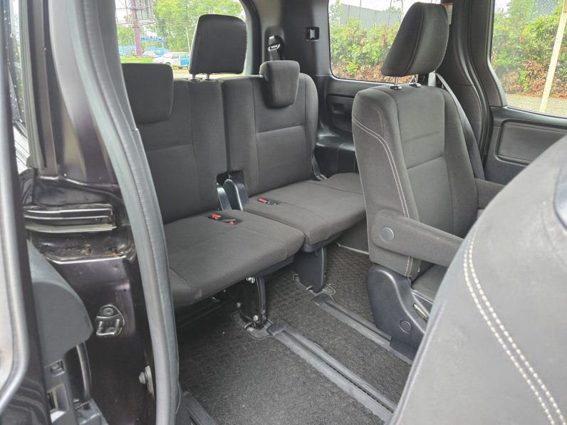 
								Toyota Esquire full									