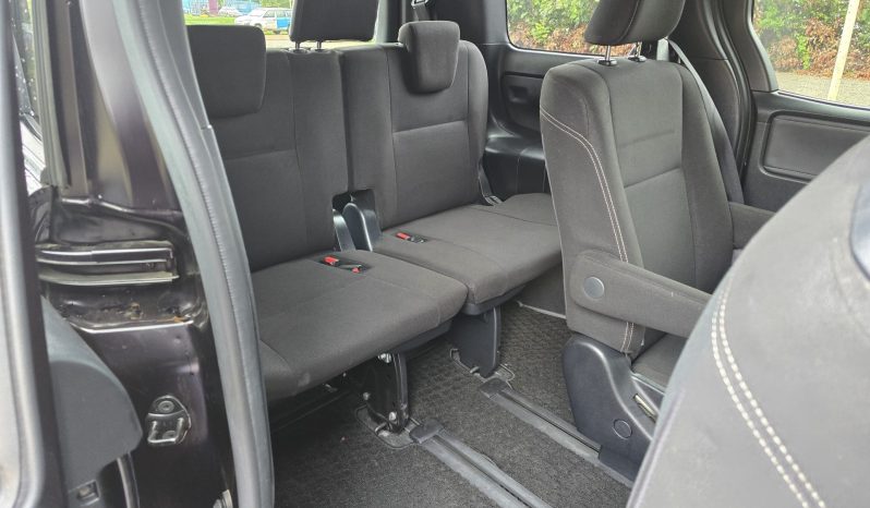 
								Toyota Esquire full									