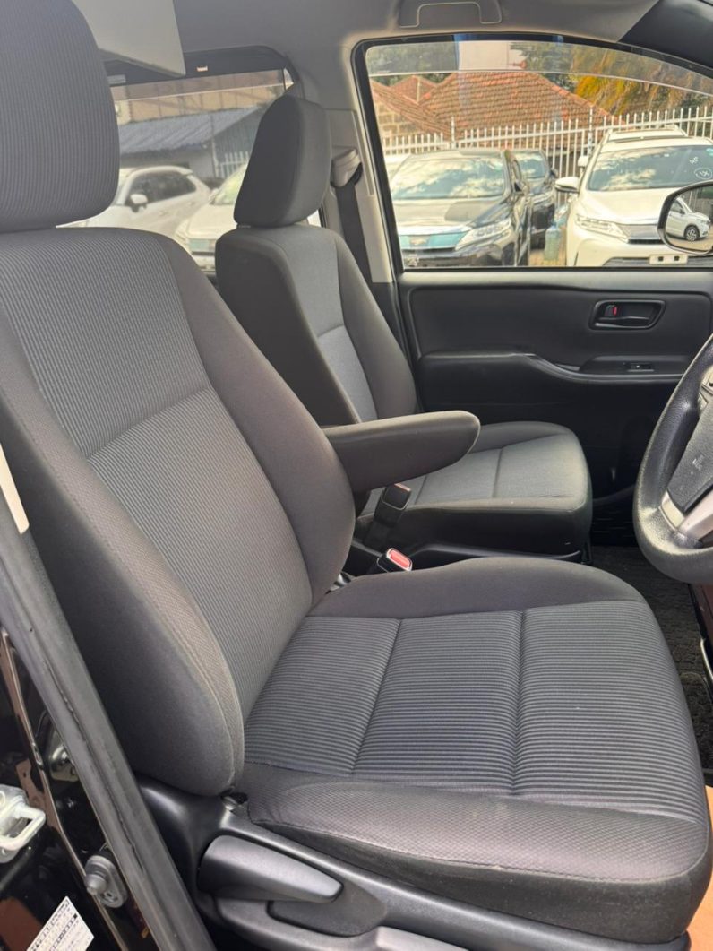 
								Toyota Noah full									