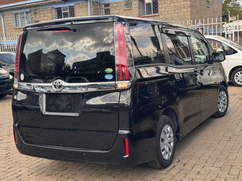 
								Toyota Noah full									