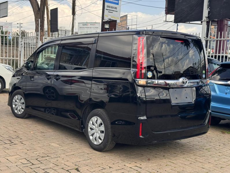 
								Toyota Noah full									