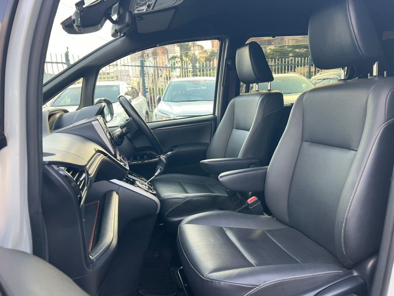
								Toyota Esquire full									