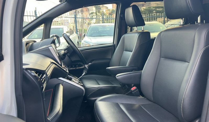 
								Toyota Esquire full									