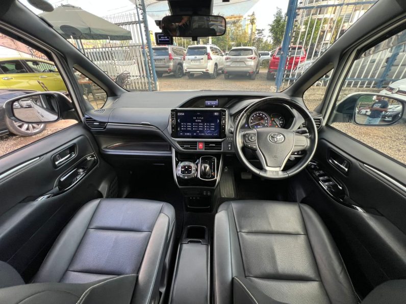 
								Toyota Esquire full									